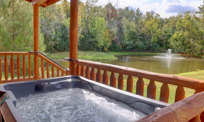 Millersburg Apartment | Romantic Waterview Lodge Suite with Hot Tub