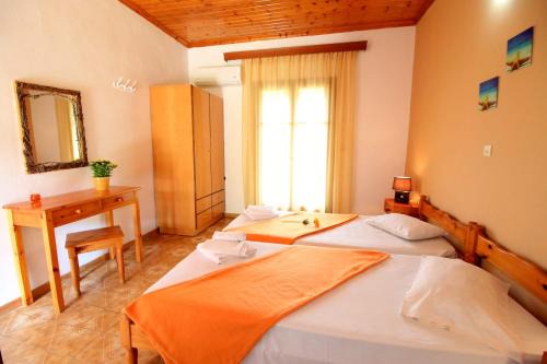 Marathias Apartment | Romeo & Juliet