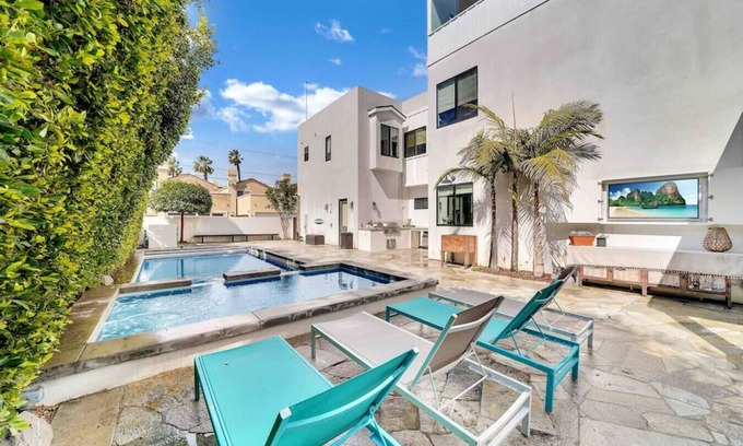 Huntington Beach House | Rooftop Air Show Viewing/2 min walk to beach/private pool