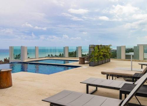 Gonzalo Guerrero Apartment | Rooftop Bliss, Steps from Playas Best Beach