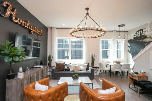 Katie Hill Neighborhood House | Rooftop Deck and Rec Room Minutes to DWNTN