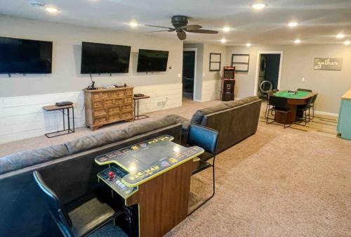 Spearfish House | Rooftop Deck Hot Tub Steam Shower Arcade Game 4car Garage Chefs Kitchen