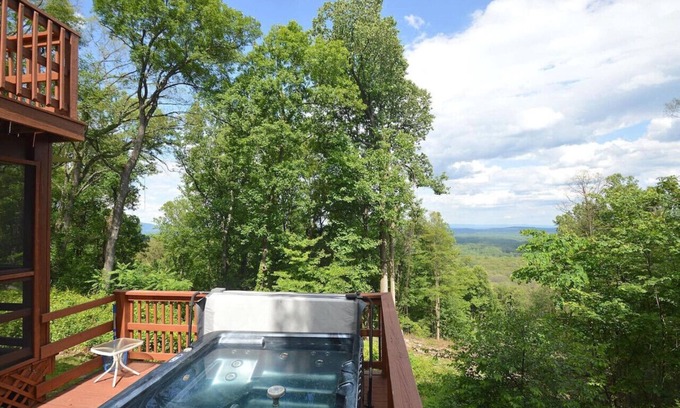 Sleepy Hollow House | Rooftop deck, view, hot tub, pets, wifi, EV charger, lake access, fire pit