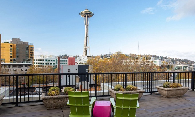 Belltown Condo | Rooftop Deck w/Space Needle Views! Walk to Pike Place & Attractions – Boutique Studio w/Kitchen