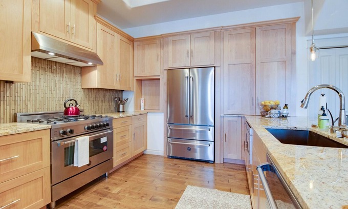 Bend Apartment | Rooftop Deck Walk to River Downtown Fire pit