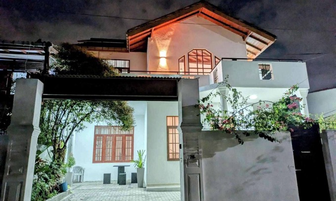 Mount Lavinia Villa | Rooftop Garden - 3 Bedrooms - Parking - 10minbeach
