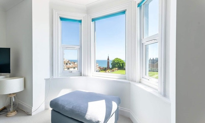 Seaton Apartment | Rooftop Hideaway - Central Coastal Flat. With stunning Sea Views