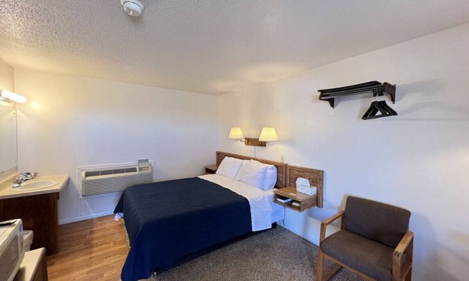 Downs Hotel | Room 101 - Standard Queen - Sleeps 2 - West Lake Grandvue Inn