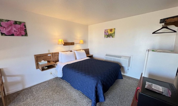 Downs Hotel | Room 106 - Standard Queen - Sleeps 2 - West Lake Grandvue Inn
