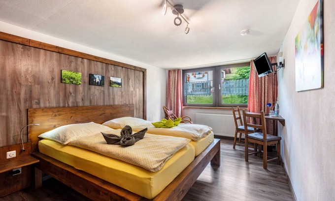 Bernau Apartment | Room '11' with Mountain View, Shared Terrace and Wi-Fi