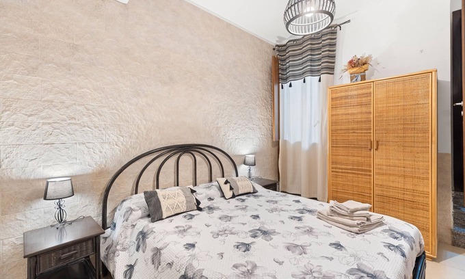 Oristano Historic Centre Apartment | Room '3' with Wi-Fi and Air Conditioning