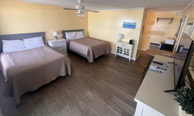 Topsail Beach Hotel | Room#308 Standard 2 Double Beds Pets Yes