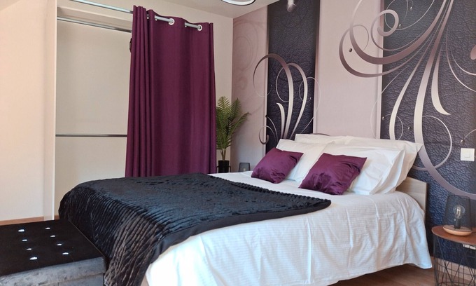 Le Vretot Apartment | Room 'Améthyste' with Shared Terrace, Shared Garden and Wi-Fi