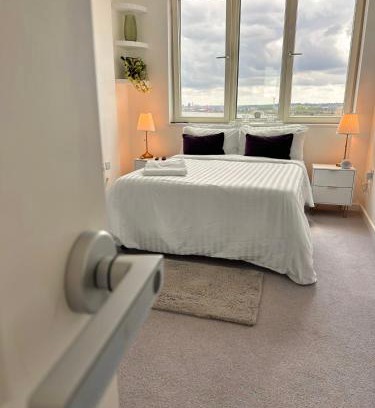 Thames House | Room and Private Bathroom in London