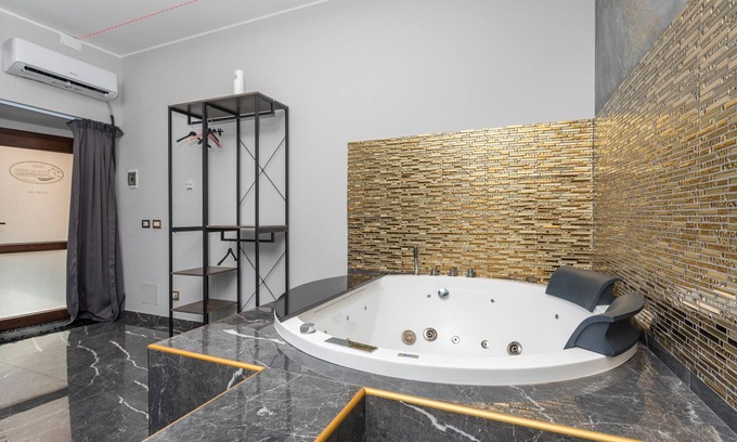 Acireale Apartment | Room 'Delle Colombe' with Wi-Fi and Air Conditioning