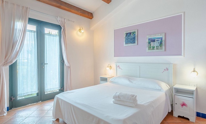 Syracuse Apartment | Room 'Donna Fugata R4' with Shared Pool, Wi-Fi and Air Conditioning