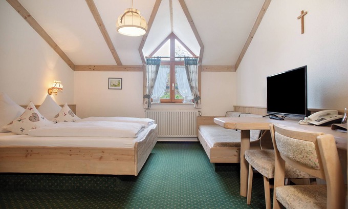 Waggershausen Apartment | Room 'Doppelzimmer 4' with Shared Garden