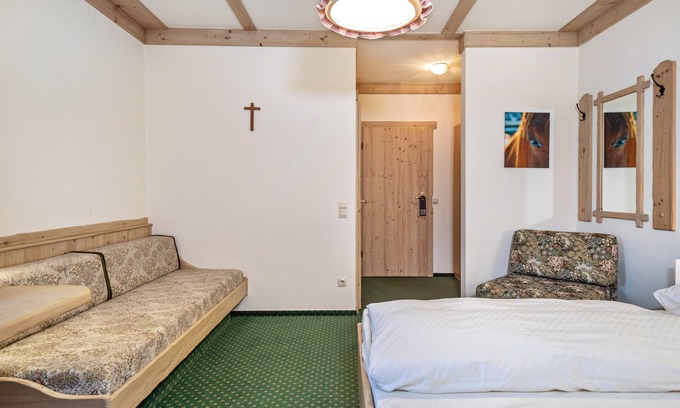 Waggershausen Apartment | Room 'Doppelzimmer 5' with Shared Garden