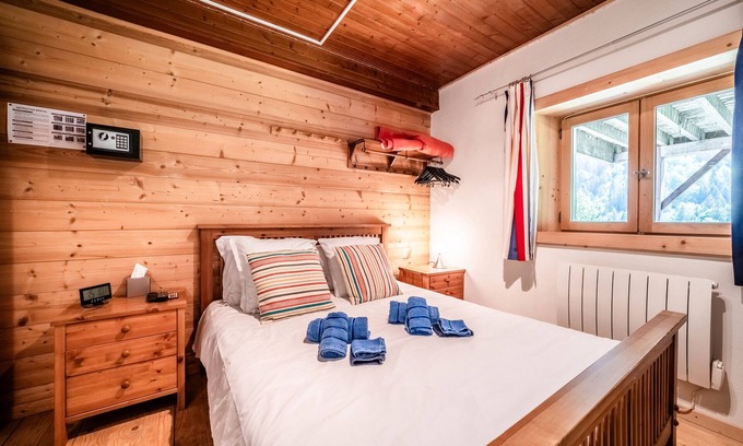 Saint-Jean-dʼAulps Apartment | Room 'Elisthur Chambre N°2' with Mountain View, Shared Terrace and Wi-Fi