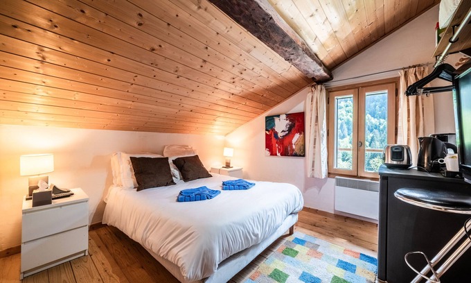 Saint-Jean-dʼAulps Apartment | Room 'Elisthur Chambre N°4' with Mountain View, Shared Terrace and Wi-Fi