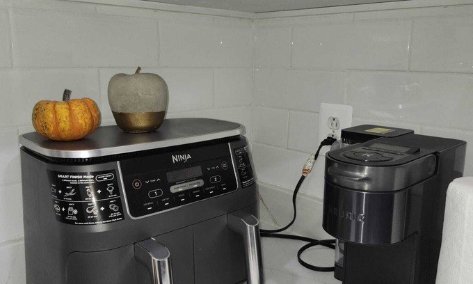 Cypress Hills Apartment | Room for rent, 20 min away from Manhattan, near trains,stores and malls.