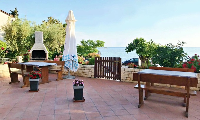 Zambratija Apartment | Room for two with private bath, two steps from the sea, Zambratija, WiFi, parking