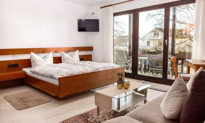 Ludwigshafen Apartment | Room 'Gästezimmer 2' with Balcony and Wi-Fi