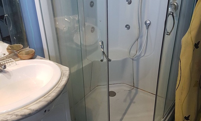 Quartier Canrobert House | Room in a nice flat-share by a river