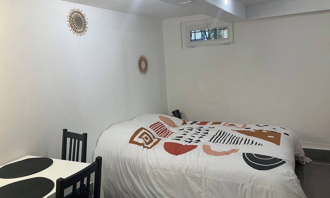 Belle-Beille Bed & Breakfast | Room in single-family house near streetcar with shared kitchen and bathroom