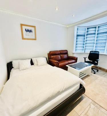 Whitton House | Room in Twickenham stadium London A