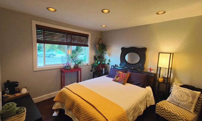 Southwestern Sacramento House | Room in vibrant home