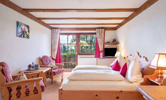 Waggershausen Apartment | Room 'Komfort Doppelzimmer' with Mountain View, Shared Garden and Wi-Fi