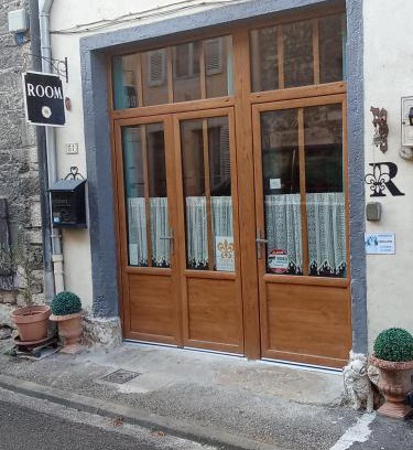 Rossillon House | ROOM, Les Loups bleus