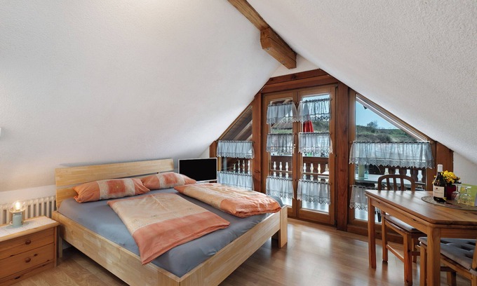 Kiechlinsbergen Apartment | Room 'Muskateller' with private balcony, Wi-Fi/incl. breakfast