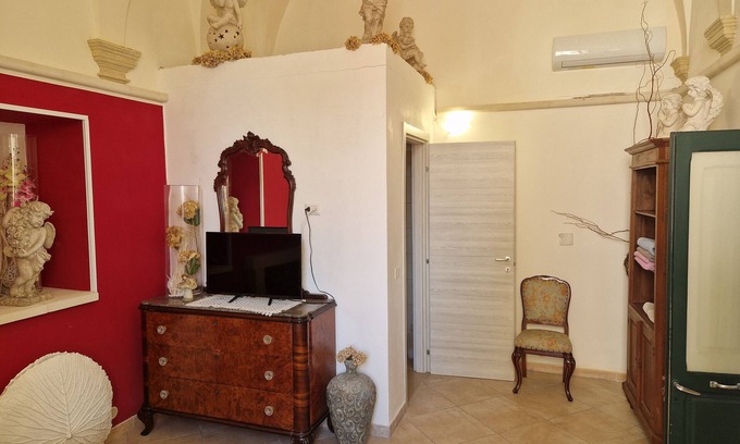 San Donato di Lecce Apartment | Room 'Palazzo Costantini - Girasole' with Shared Terrace, Wi-Fi and Air Conditioning