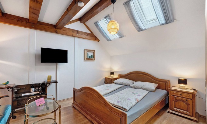 Kiechlinsbergen Apartment | Room 'Spätburgunder' with Shared Courtyard, Wi-Fi/incl. Breakfast