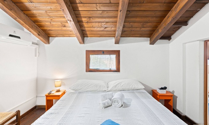 Massama Apartment | Room 'Sud' with Shared Terrace, Wi-Fi and Air Conditioning