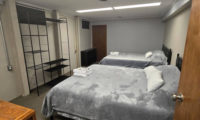 Burlington House | Room with 2 Queen beds