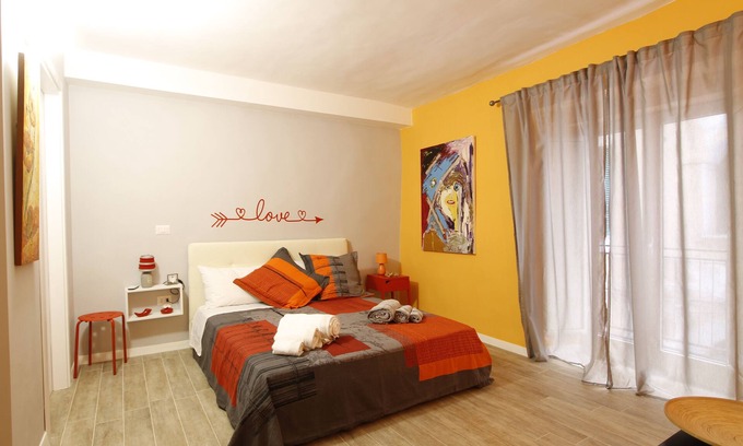 Montecalvario Apartment | Room with balcony at the historic center
