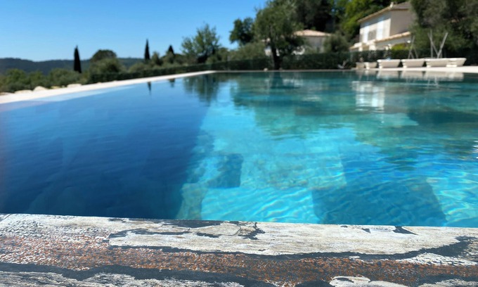 Montauroux Bed & Breakfast | Room with private bathroom and balcony