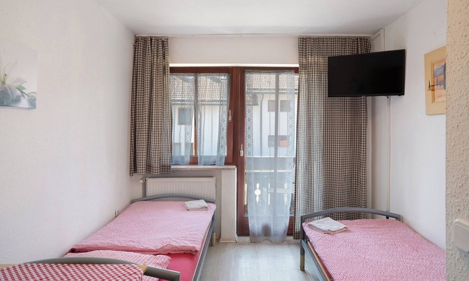 Munchen District Apartment | Room 'Zimmer 3' with Shared Terrace, Balcony and Wi-Fi