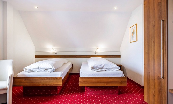 Rosenfeld House | Room 'Zweibettzimmer 22' with Wi-Fi