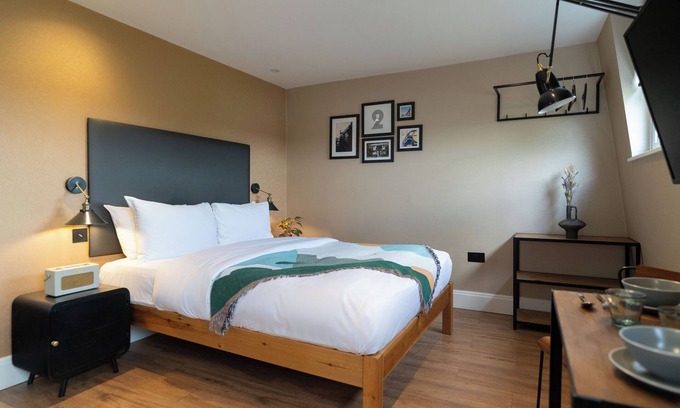 Hammersmith Broadway Apartment | Room2 London Hammersmith Townhouse