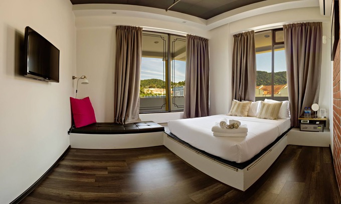 Batu Ferringhi House | Roomies Suites
