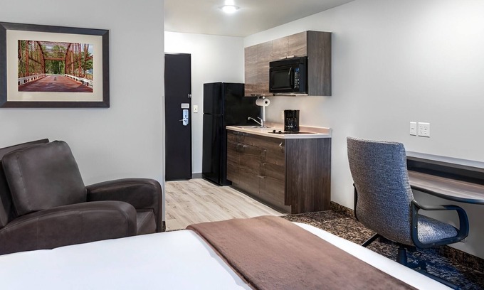 Dahlgren Hotel | Rooms Near Dahlgren Railroad Heritage Trail with Full Kitchen - 3 Units!