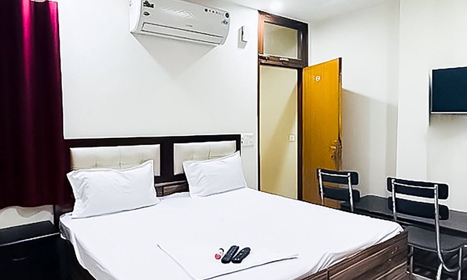 South Extension Hotel | Roomshala 142 Bed Chamber South ex