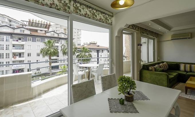 Tosmur Belediyesi Apartment | Roomy Flat With Pool in a Luxury Complex in Alanya
