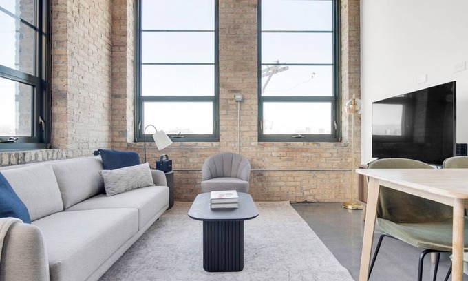 Sheffield Neighbors Apartment | Roomy Lincoln Park 2BR w/Lounge, Roof & Gym, near DePaul, by Blueground