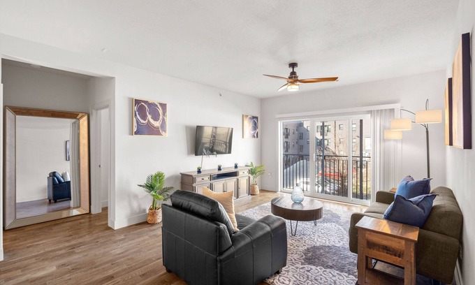 Country Club Plaza Area Apartment | Roomy Plaza 2bed w/Den and WK Space