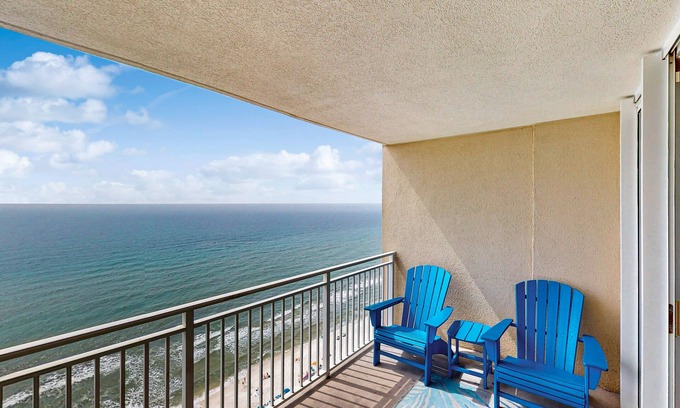 Panama City Beach Condo | Roomy retreat on the water w/private balcony, shared pool, & beach access